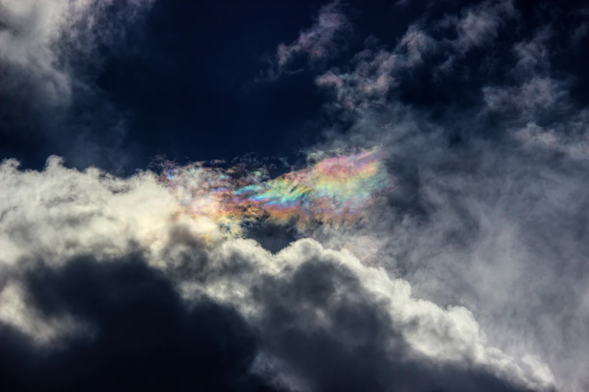 Mengenal Cloud Iridescence: Fenomena Awan Pelangi Super Langka dan Indah